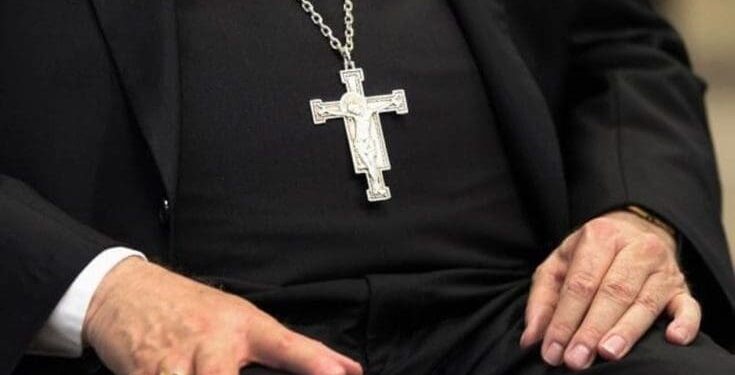 prete pedofilia pedofilo sacerdote 2 735x400 1