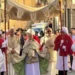 Il cardinale Zuppi premia il vescovo imputato per falsa testimonianza